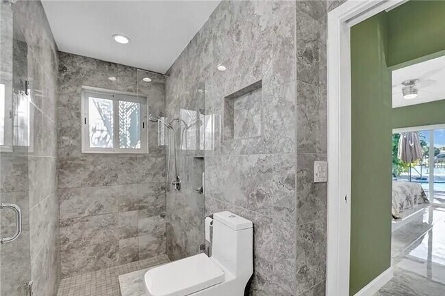 Building Photo - 2830 NE 55th St