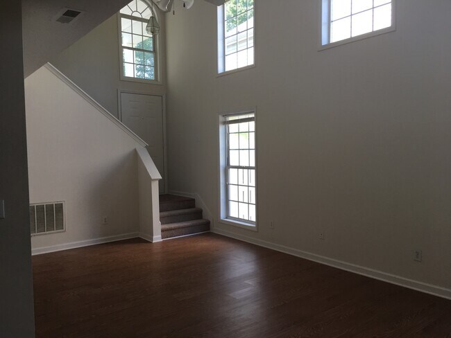 Building Photo - 3 BEDROOM SINGLE FAMILY HOME-2 1/2 bath~2 car garage~ fenced back yard~Gas fireplace