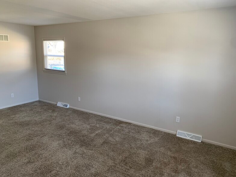 Building Photo - 9618 Outlook Dr