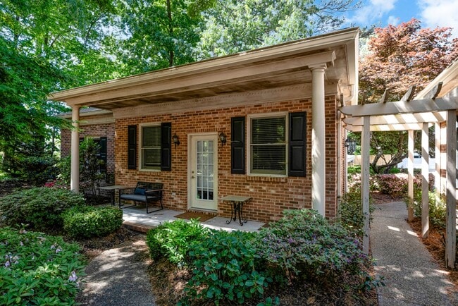 Building Photo - A rare estate-style rental in Thoroughgood