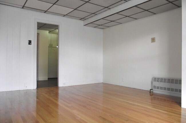 Building Photo - 924 Beacon St