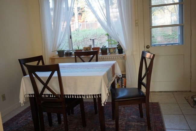 Building Photo - Turnkey Furnished 3BR/1BA Townhouse