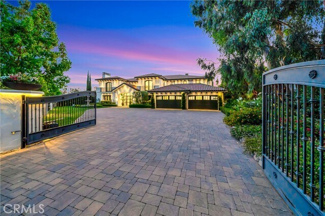 Building Photo - 2037 Delphine Ln