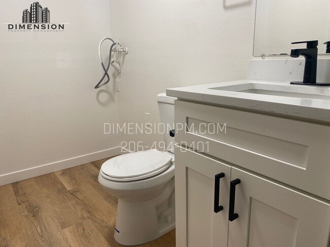 Building Photo - Charming 3 bed 2.5 Bath Duplex in Auburn