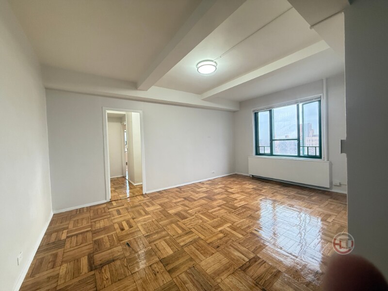 Building Photo - 1970 E Tremont Ave