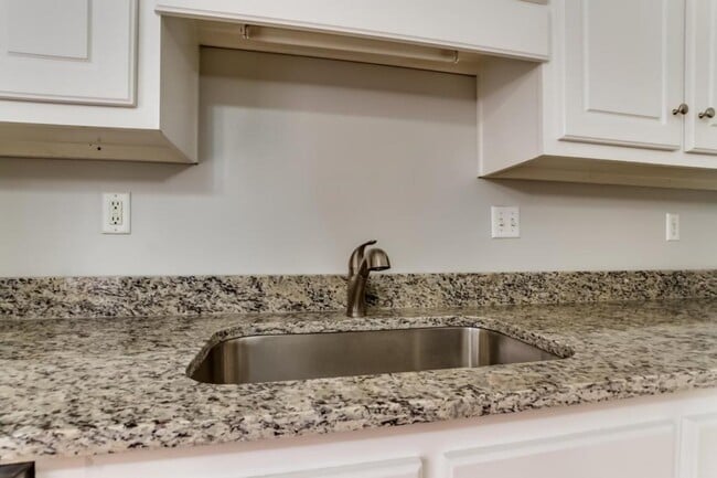 Building Photo - 2142 Fox Ridge Rd