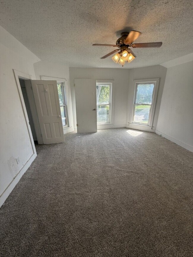 Building Photo - 803 5th Ave