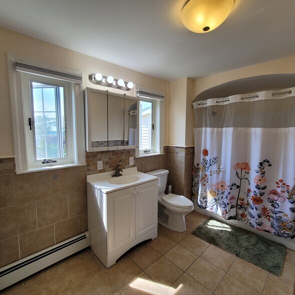 Large bathroom - 1235 Gardners Neck Rd