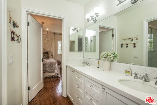 Building Photo - 1332 Comstock Ave