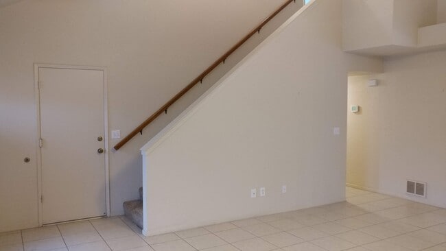 Building Photo - 2 Story home in NE Fresno, Clovis Schools and near shopping centers.