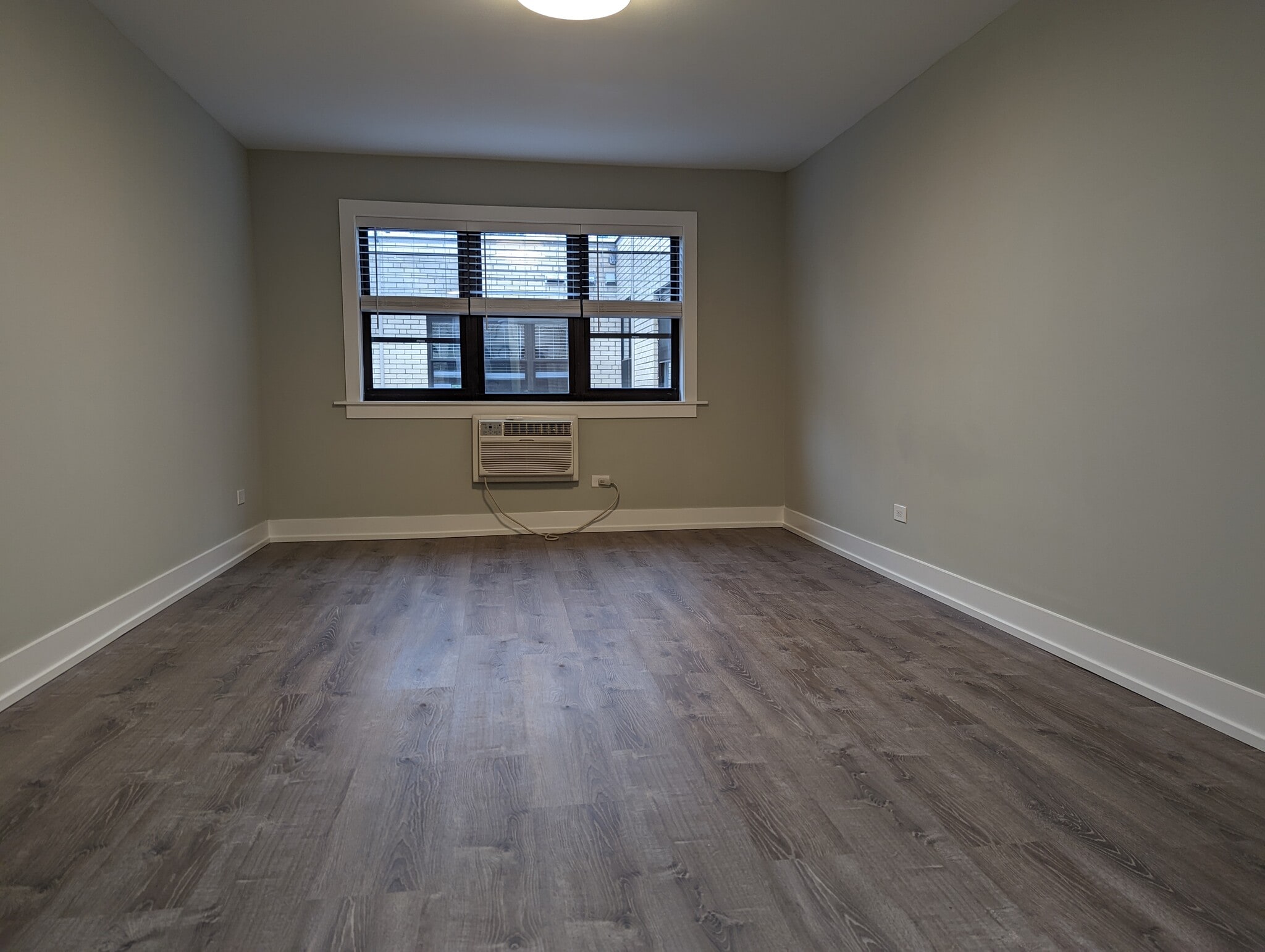 Building Photo - 511 W Barry Ave