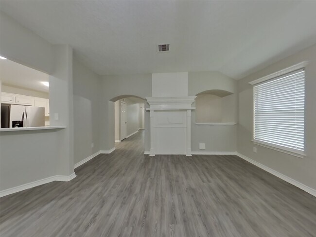 Building Photo - 729 Forest Ln Dr