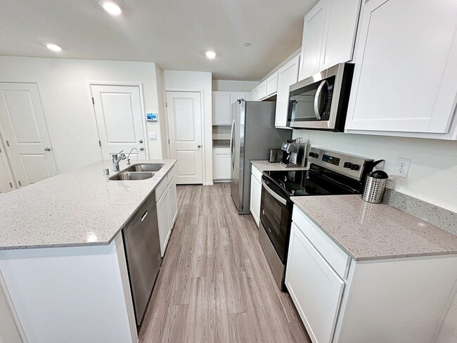 Building Photo - FURNISHED 3 BEDROOM + LOFT TOWNHOME WITH 2 CAR GARAGE