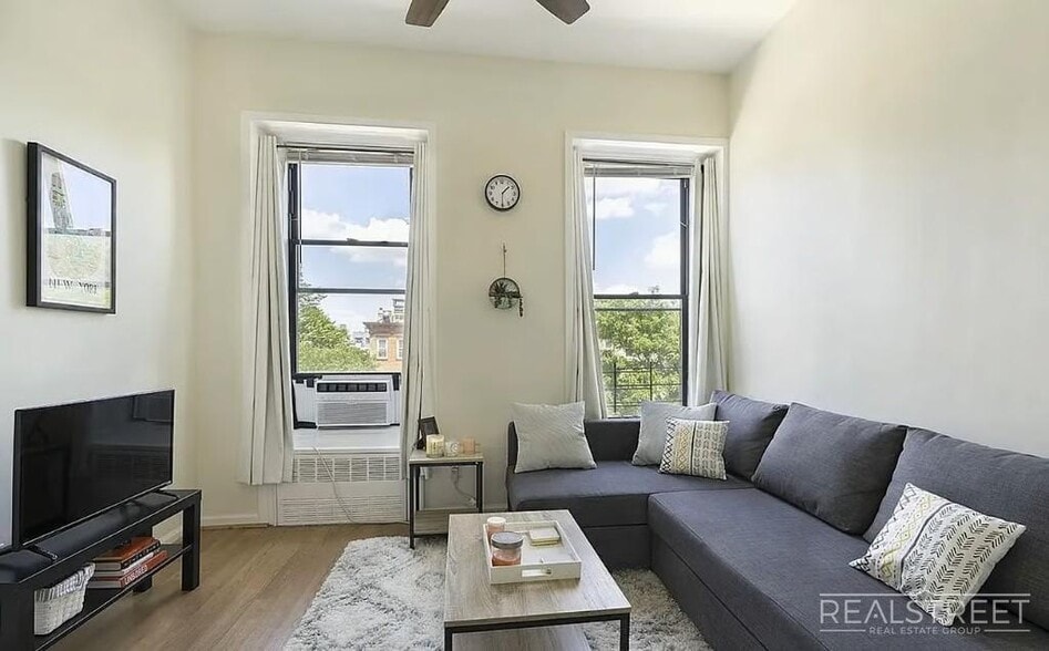 Building Photo - This spacious, sun-drenched one bedroom is available NOW!
