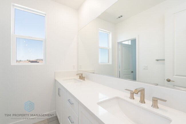 Building Photo - 15437 La Subida Dr