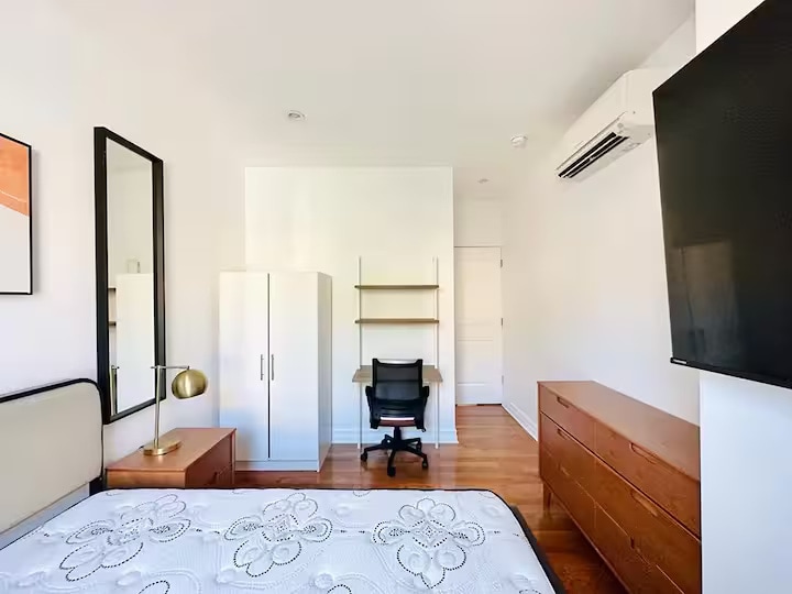 Building Photo - Furnished room/NOT APARTMENT