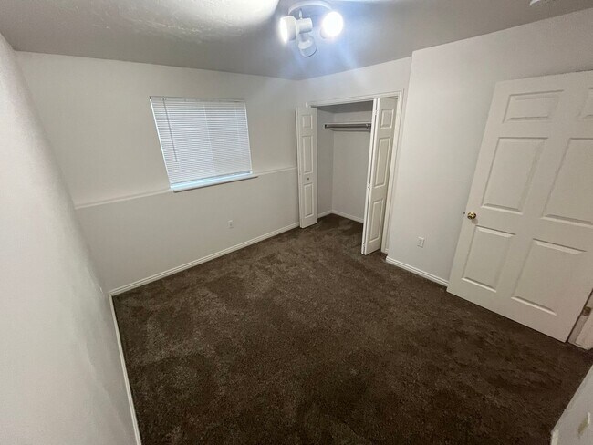 Building Photo - Cute two bedroom apartment for rent in Pro...