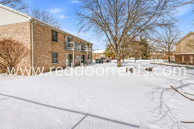 Building Photo - 231 Lark Dr