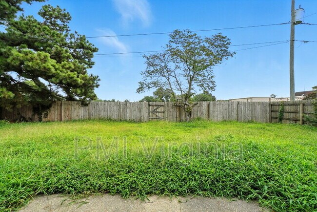 Building Photo - 5081 Holly Farms Dr