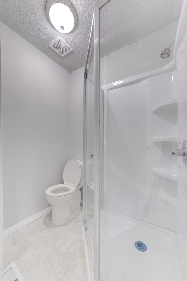 Building Photo - Stunning 4 Bed 3 Bath Home on Quiet Street!