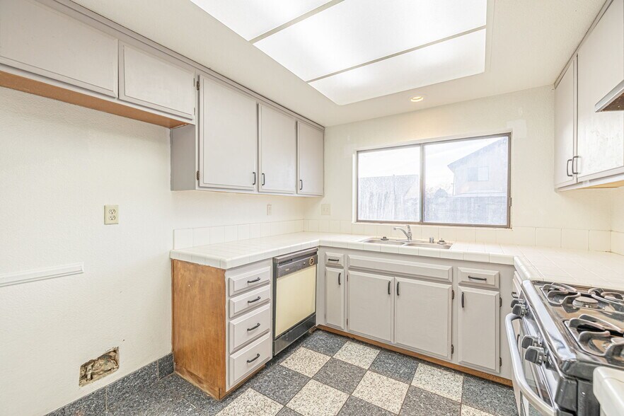 Building Photo - 38659 Angele Trumpet Ct