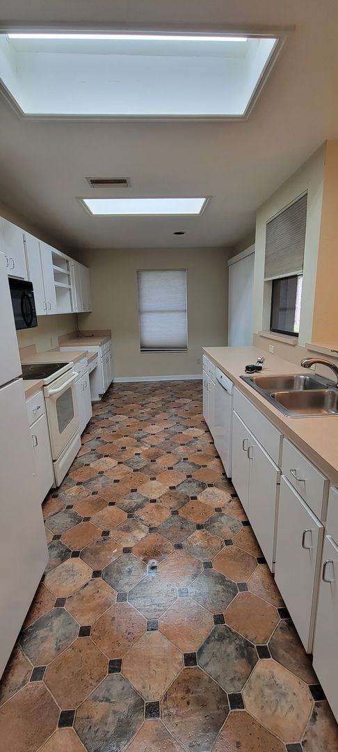 Building Photo - 3/2: Enjoy this nice spacious home in Sunrise.