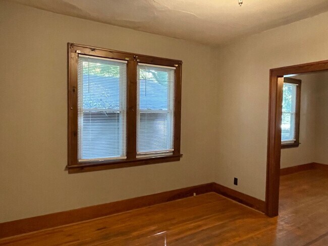 Building Photo - 904 N Busey Ave