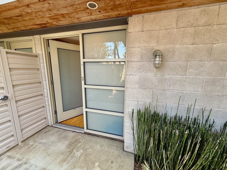 Front Door - 530 N Larchmont Blvd