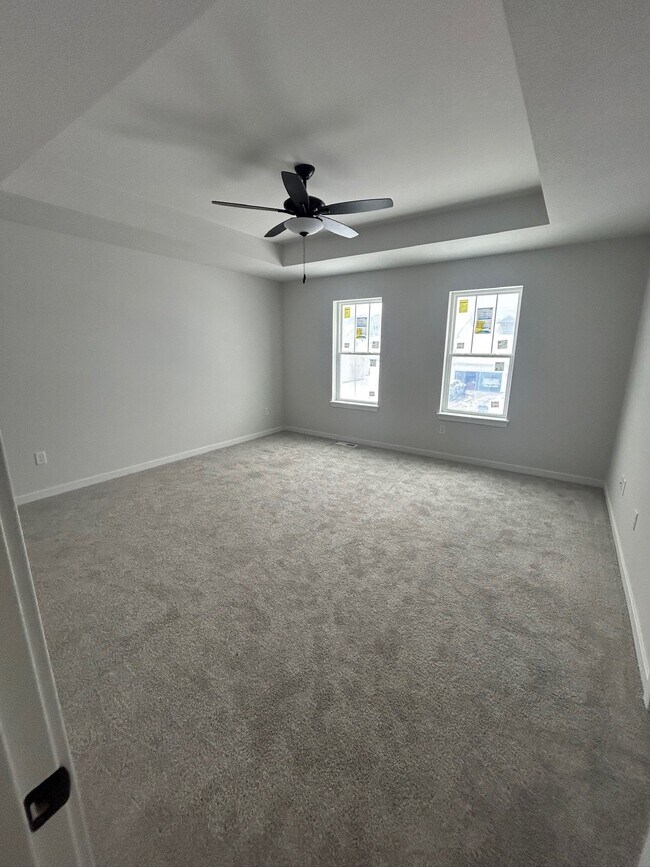 Building Photo - 664 E Blf Cir