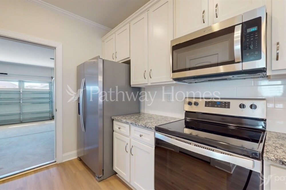 Building Photo - 121 S Sina St