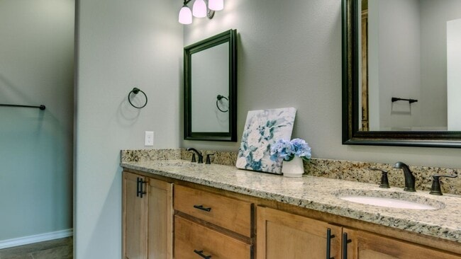 Building Photo - 4 Bedroom PG Townhome for Rent!