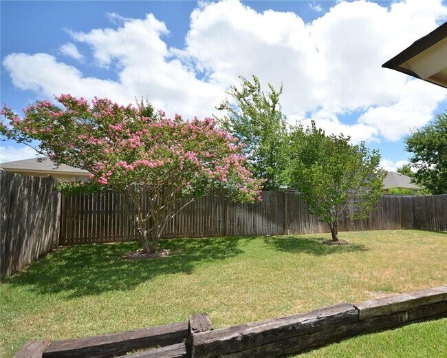 Building Photo - Charming 3 Bed 2 Bath Home in West Fort Worth