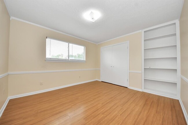 Building Photo - 11411 Briar Forest Dr