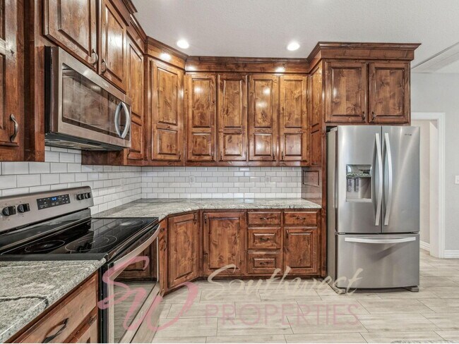 Building Photo - Stunning 5 bedroom, 3.5 bath in Elk Ridge Estates!