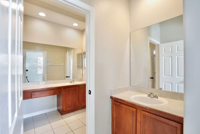 Building Photo - Gorgeous 4/2.5 Home with a 2 Car Garage Lo...