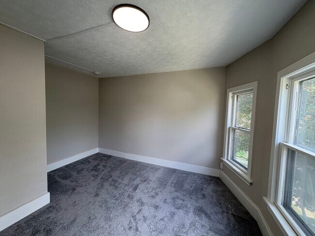 Building Photo - Three bedroom 1 1/2 bathroom home for rent