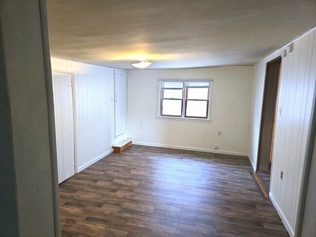 Building Photo - Spacious 3-bedroom single-family home in C...