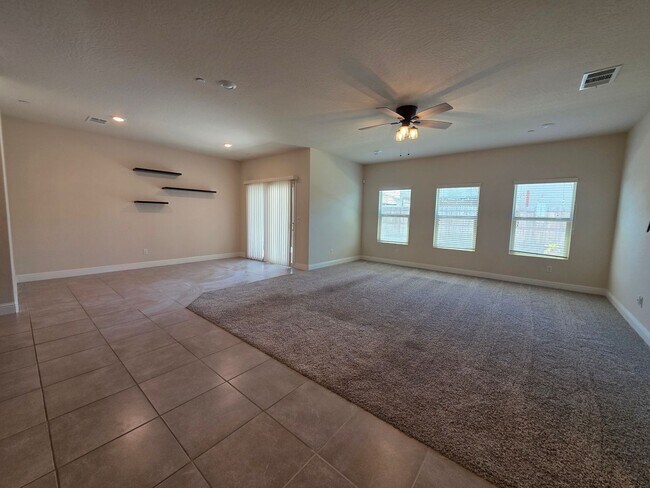 Building Photo - 3 bedroom 2 Bathroom available in desirabl...