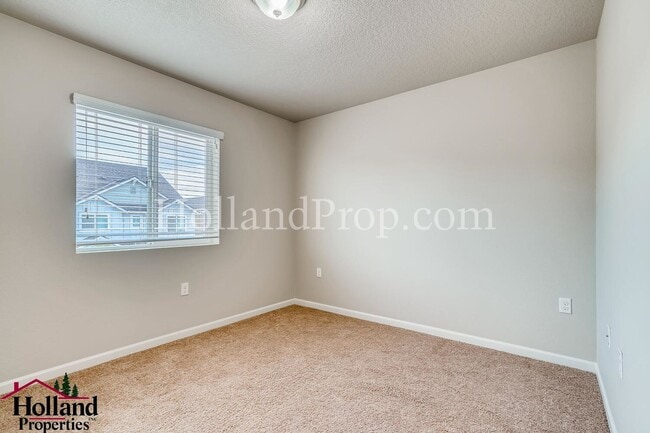 Building Photo - Charming 4-Bedroom Home Near Parks and Tra...