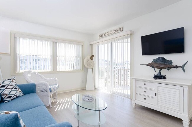 Building Photo - 1102 N Lumina Ave