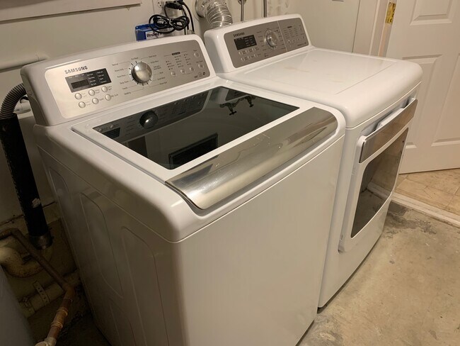 full-size washer & dryer - 545 Wisconsin St