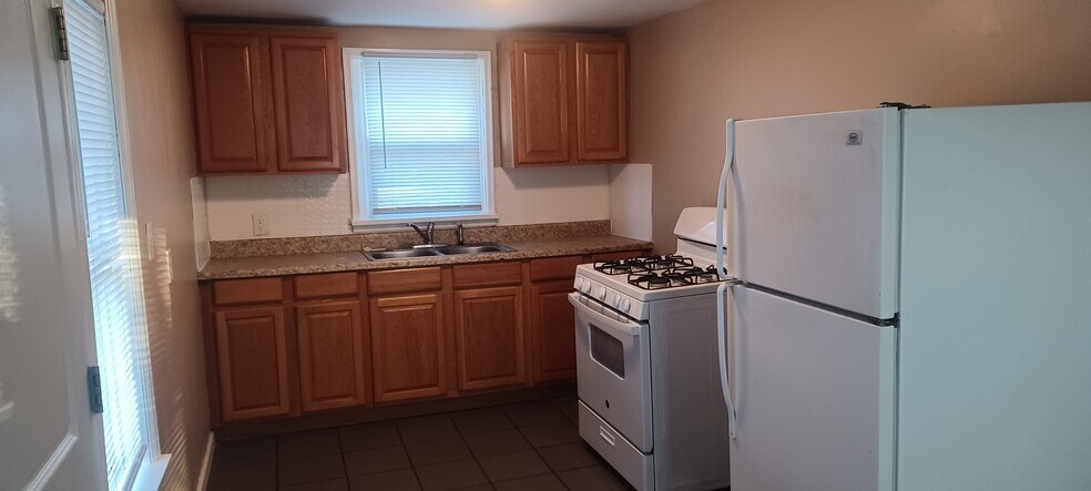 Building Photo - 1224 E Miller St