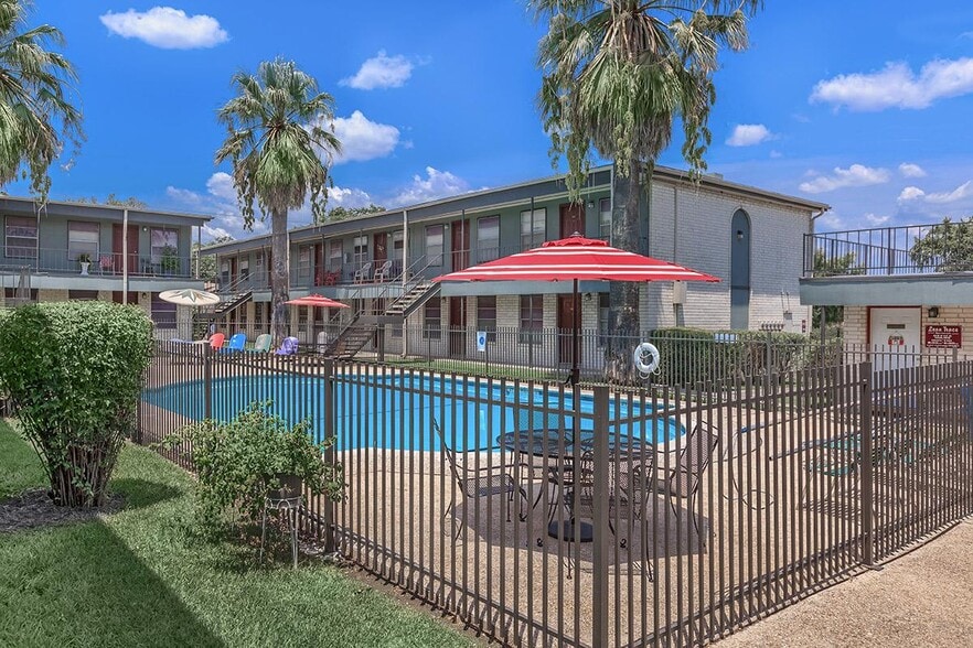 Building Photo - Leon Trace Apartments