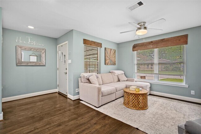 Building Photo - 2327 Chantilly Ln