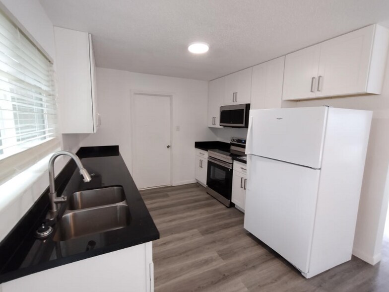 Building Photo - 2510 Skyline Dr