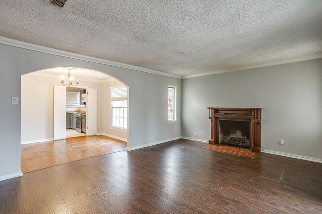 Building Photo - Amazing Historic 1940's Home in Original Cleburne- 4 Bed- 3 Bath w/ Multiple Living Areas- 76033