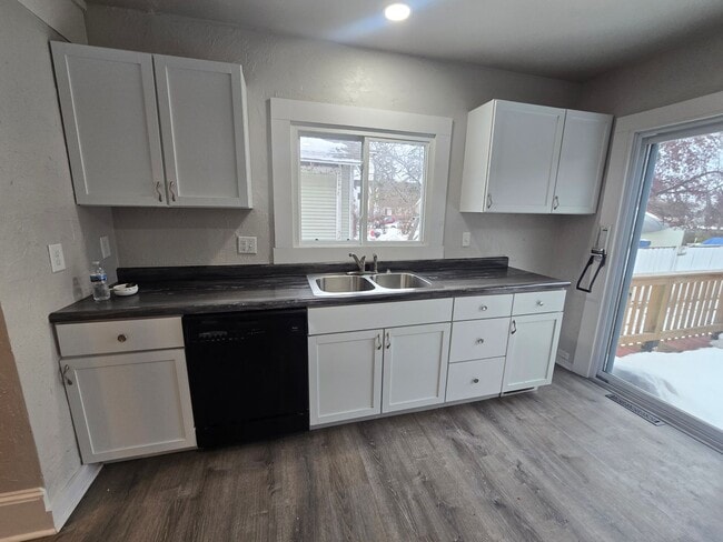 Building Photo - VIDEOTOUR: Gorgeous Victorian 4-bedroom home with Huge Garage! PETS WELCOME