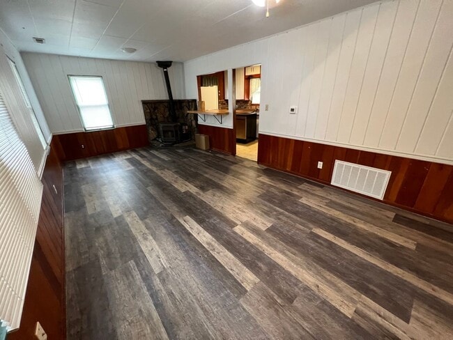 Building Photo - 2 Bedroom 1 Bath House with Fenced Yard, Storage Shed, Off Street Parking