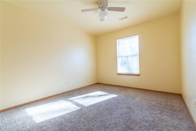 Building Photo - 210 Meadow Ct