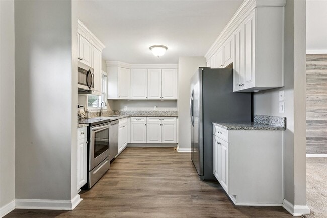 Building Photo - Charming brick rancher with modern kitchen...